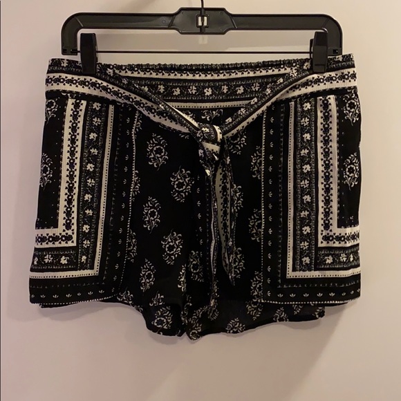 Boho front tie Socialite shorts - Picture 1 of 4